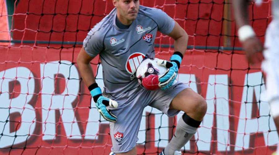 [Goleiro Deola celebra acerto com o Fluminense de Feira: 
