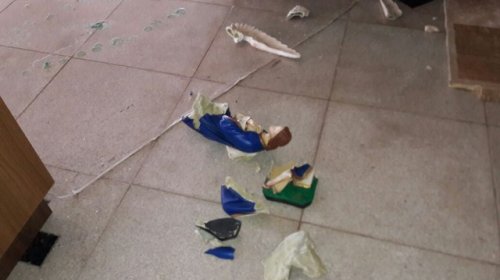 [Homem invade igreja e quebra imagens de anjos no altar em  Itanhém]