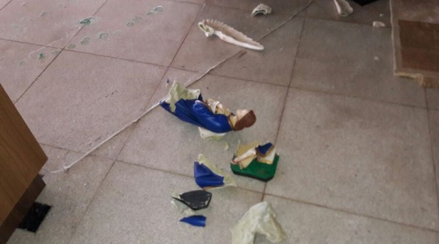 [Homem invade igreja e quebra imagens de anjos no altar em  Itanhém]