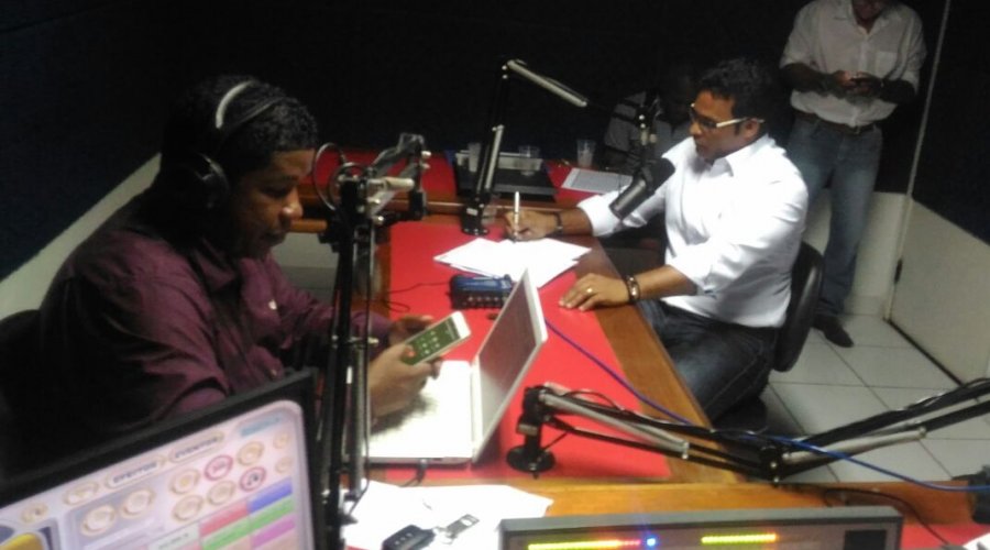 [Vereador tenta defender Eduardo Alencar e é contestado ao vivo em programa de rádio ]