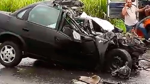 [Uma pessoa morre e 14 ficam feridas em acidente envolvendo dois carros e um  ônibus]