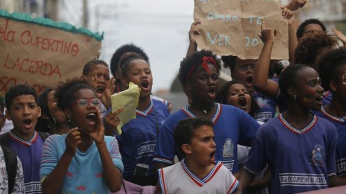 [Alunos e professores protestam contra possibilidade de fechamento de escola em Amaralina]