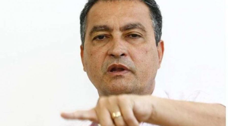 [“Se não puder me ajudar, não me atrapalhe. Eu quero trabalhar”, diz Rui Costa sobre obra que foi embargada pela prefeitura ]
