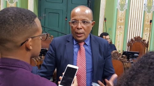 [Suíca propõe embutir custos de materiais coletivos escolares na mensalidade e prefeito sancion...]
