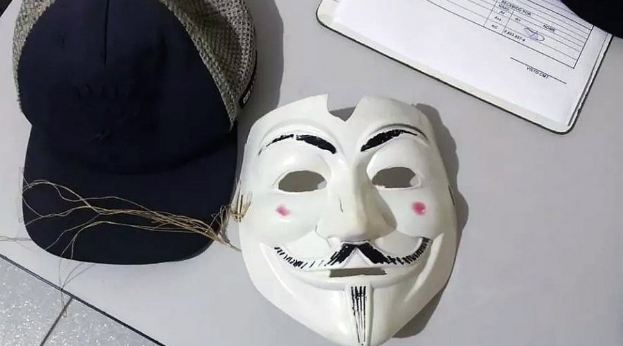 [Três mascarados invadem escola com machado no Paraná]