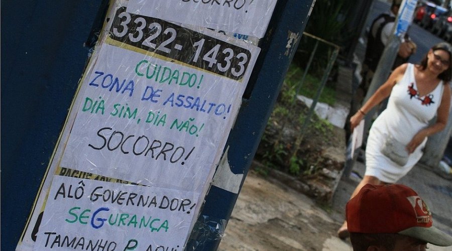 [Pedestres alertam ponto de perigo de assalto onde passageiro foi baleado no Canela]