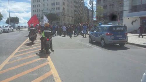 [Estudantes fazem protesto contra o aumento da tarifa de ônibus no centro de Salvador]