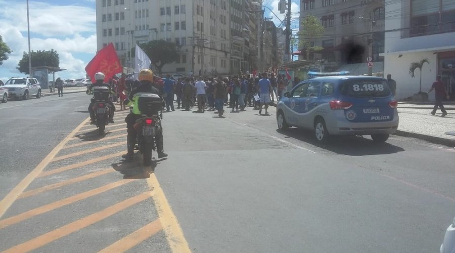 [Estudantes fazem protesto contra o aumento da tarifa de ônibus no centro de Salvador]