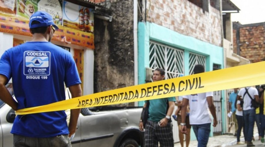 [Imóvel desaba e deixa feridos em Itapuã]