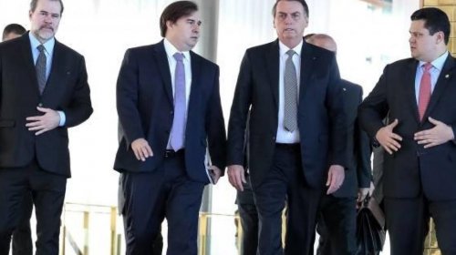 [Bolsonaro diz que Congresso quer deixá-lo igual a Rainha Elisabeth ]