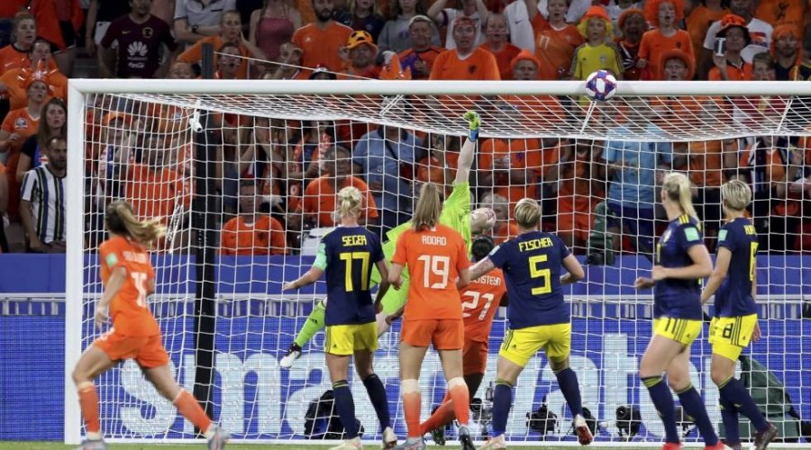 [A seleção holandesa de futebol feminino disputará sua primeira final de Copa do Mundo contra os Estados Unidos.]
