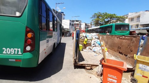 [Contêiner de lixo atrapalha trânsito em PERNAMBUÉS]