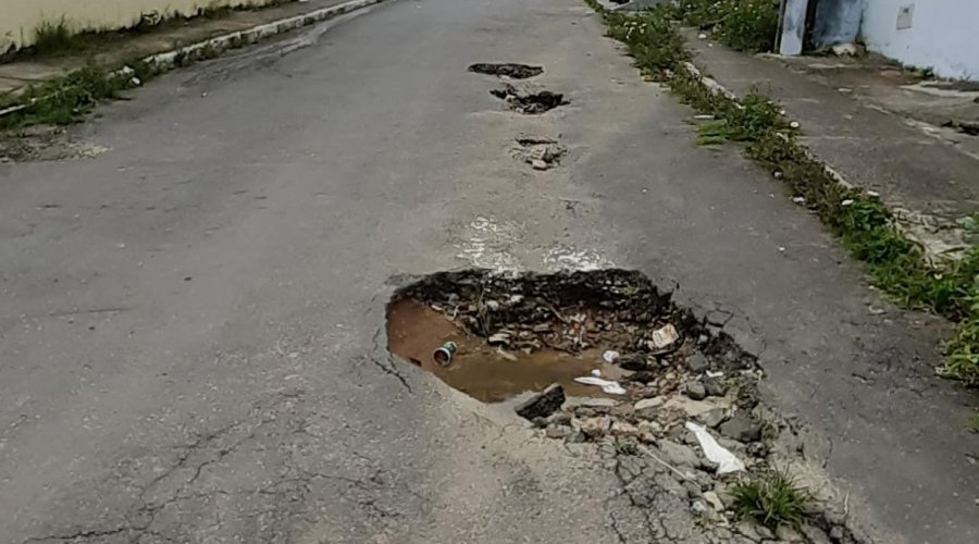[EMBASA realiza obra em Nova Constituinte e deixa parte da rua sem asfalto]