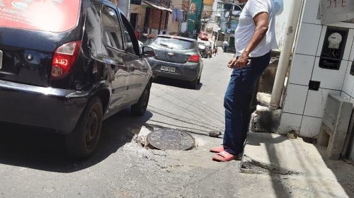 [Caixa coletora da EMBASA provoca cratera e expõe resíduos de esgoto em rua de Pernambués]