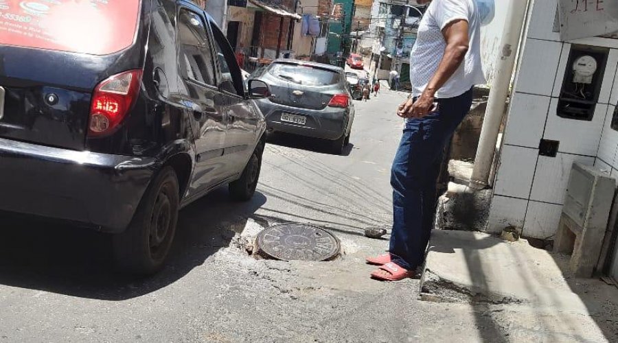 [Caixa coletora da EMBASA provoca cratera e expõe resíduos de esgoto em rua de Pernambués]