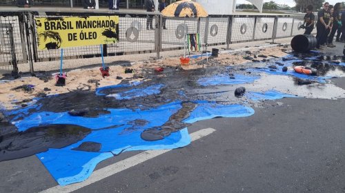 [Protesto: Ativistas jogam tinta preta no Planalto em manifestação contra vazamento de óleo]