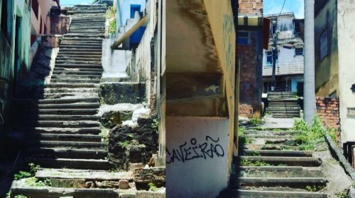 [Denúncia: Moradores pedem reforma em escadarias no bairro de Pernambués]