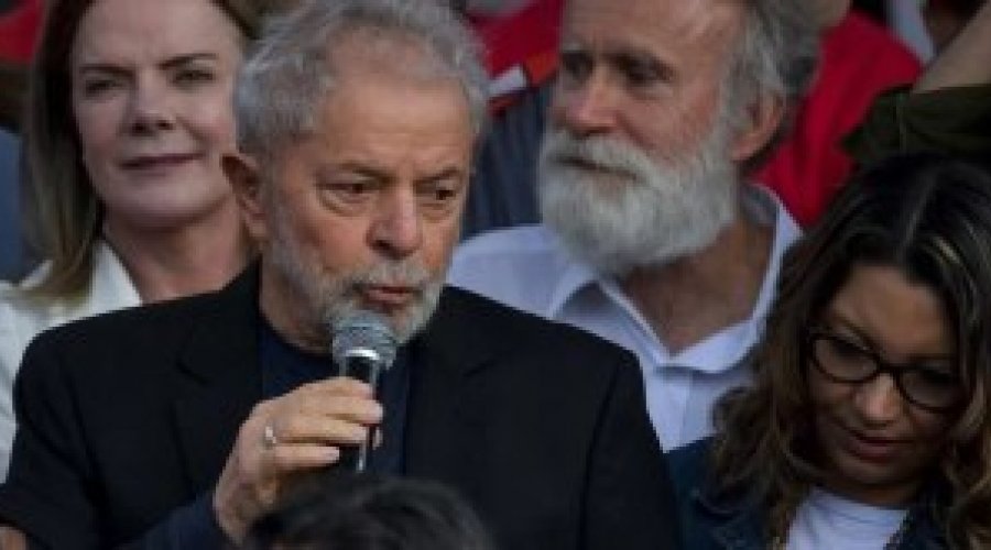 Lula critica Bolsonaro e diz: “Parece que enfiaram o Brasil numa máquina do tempo e nos enviaram de volta a um passado [Lula critica Bolsonaro e diz: “Parece que enfiaram o Brasil numa máquina do tempo e nos enviaram de volta a um passado