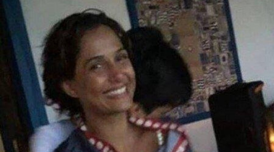 [Camila Pitanga curte férias com a namorada no sul da Bahia]