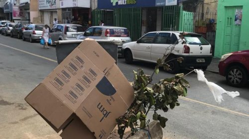 [Morador denuncia buraco em via principal no bairro de Pernambués ]
