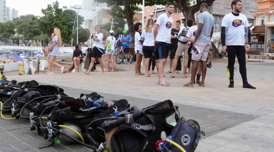 [Mergulhadores vão recolher lixo do mar da Barra nesta quarta (26)]