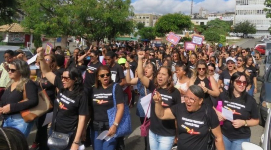 [Professores do estado têm salários descontados pelo Governo após paralisações]