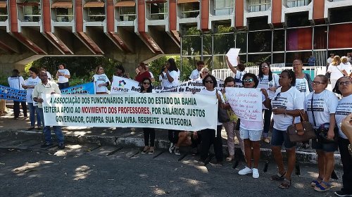 [Professores da rede estadual marcam protesto após corte nos salários]