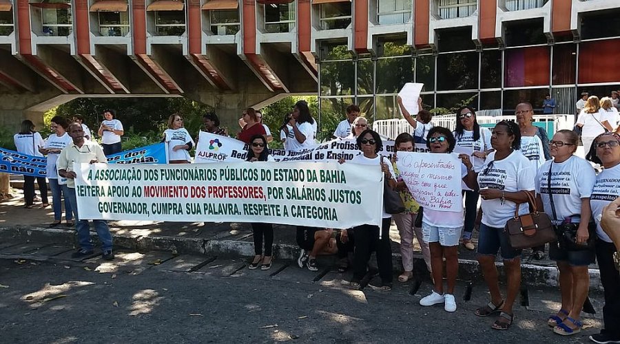 [Professores da rede estadual marcam protesto após corte nos salários]