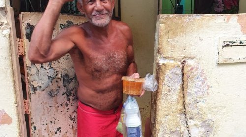 [Voluntários começam a distribuir materiais de limpeza e sopão em Pernambués]