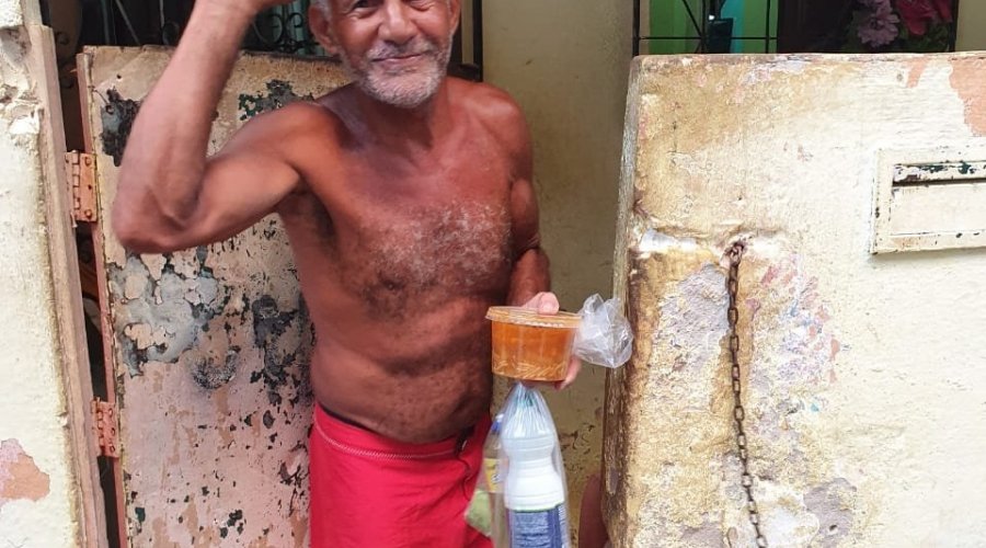 [Voluntários começam a distribuir materiais de limpeza e sopão em Pernambués]