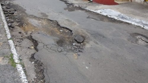 [Buracos tomam conta da “Ladeira do Mané”]