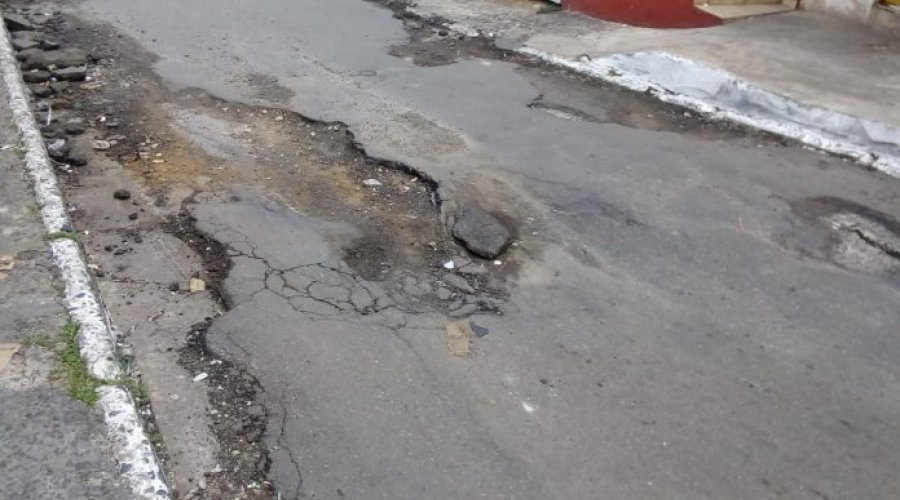 [Buracos tomam conta da “Ladeira do Mané”]