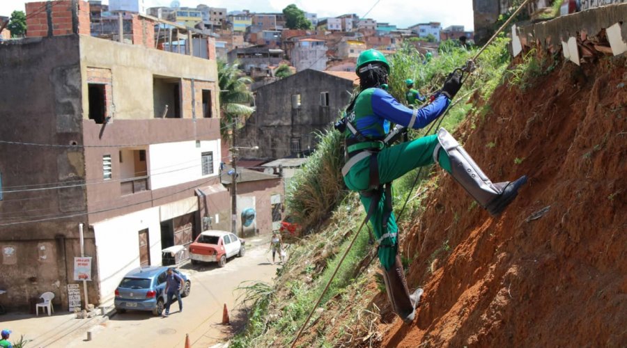 [Nove toneladas de resíduos são retirados por trabalhadores de limpeza urbana em encostas somente em abril   ]