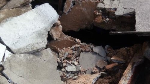 [Laje de Canal de esgoto desaba na Avenida São Paulo no bairro de Pernambués]