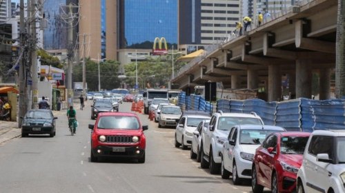 [Obras do BRT interditam trecho da Av. ACM na região da Praça Newton Rique]