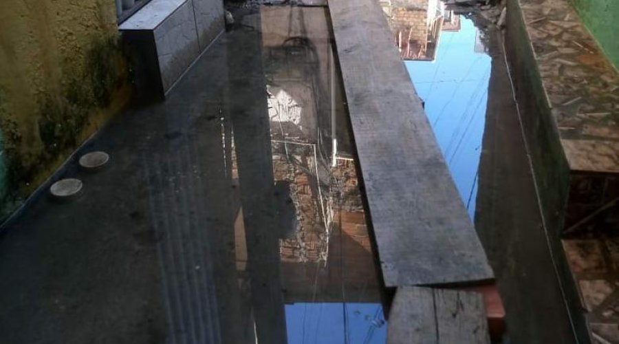 [Entupimento de esgoto em rua de Pernambués põe moradores em risco ]