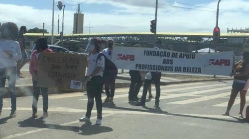 [Manifestantes bloqueiam trânsito na ACM e pedem reabertura de salões de beleza]