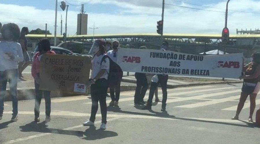 [Manifestantes bloqueiam trânsito na ACM e pedem reabertura de salões de beleza]
