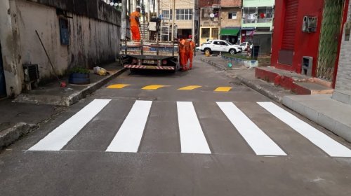 [Duas faixas de pedestre e lombada são implantadas na Rua Novo Lino em Vila Ruy Barbosa]