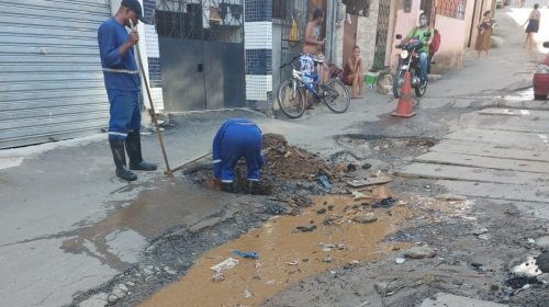 [Embasa realiza serviço de reparo em rua de Pernambués ]