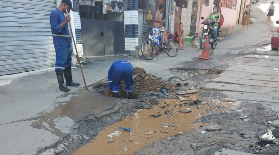 [Embasa realiza serviço de reparo em rua de Pernambués ]
