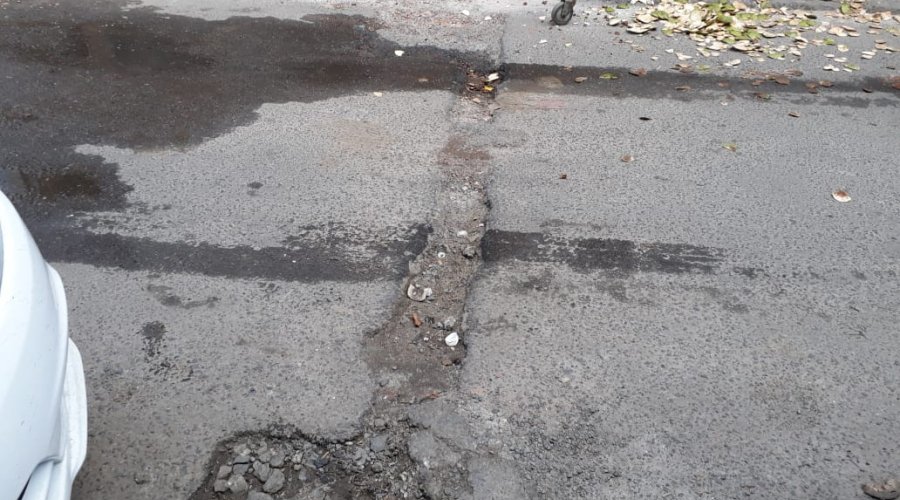 [Morador denuncia buraco que abriu em rua da Vila Ruy Barbosa]