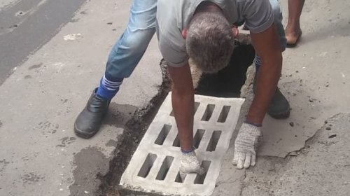 [Tampa de caixa de esgoto é trocada em Pernambués ]