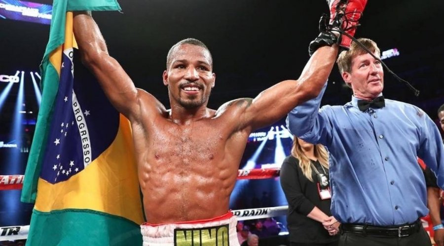 [Robson Conceição vence por nocaute técnico e segue invicto]