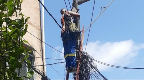 [Moradores instalam refletores para resolver escuridão]