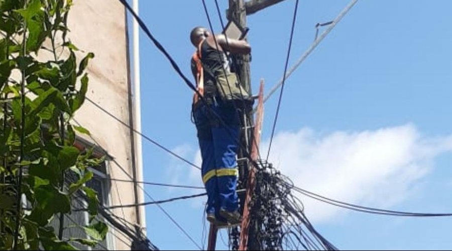[Moradores instalam refletores para resolver escuridão]