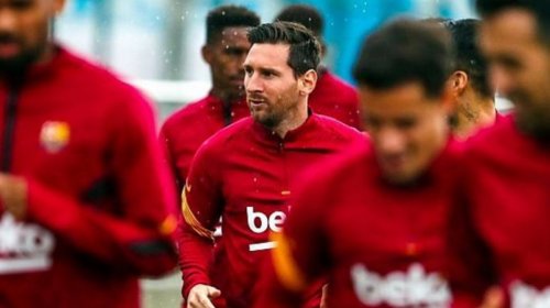 [Após polêmica sobre saída, Messi treina pela 1ª vez com o grupo no Barcelona]