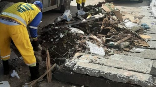 [Trabalhadores de limpeza urbana retiram lixos acumulados em Pernambués ]