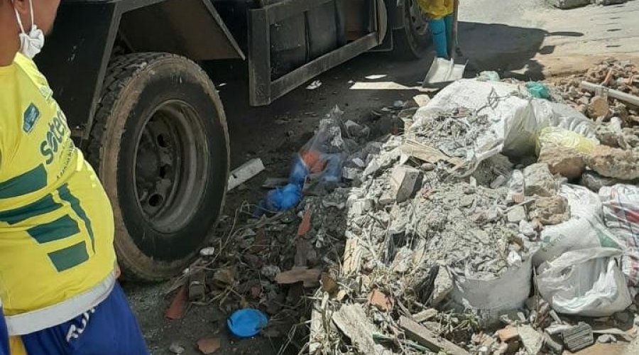[Moradores de Pernambués agradece ao vereador Suíca por intermediar na retirada de entulhos em avenida]