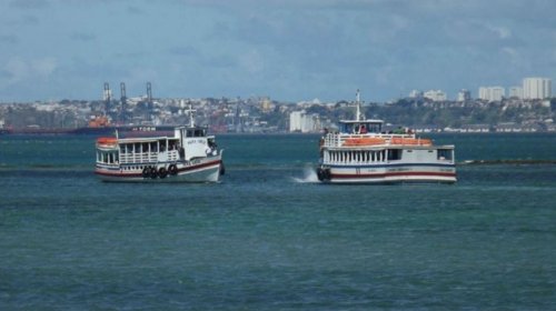 [A Travessia Salvador-Mar Grande foi suspensa às 6h de hoje (15), devido à maré baixa.]